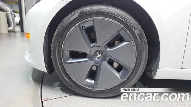 Tesla Model 3 — Фото автомобиля 5