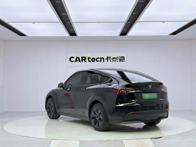 Tesla Model Y — Фото автомобиля 3