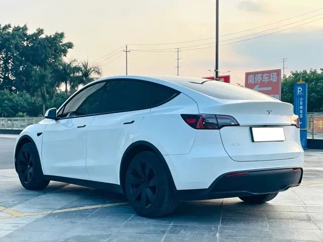 Tesla Model Y — Фото автомобиля 7