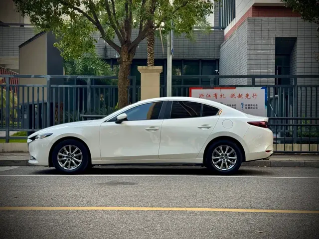 Mazda Axela — Фото автомобиля 7