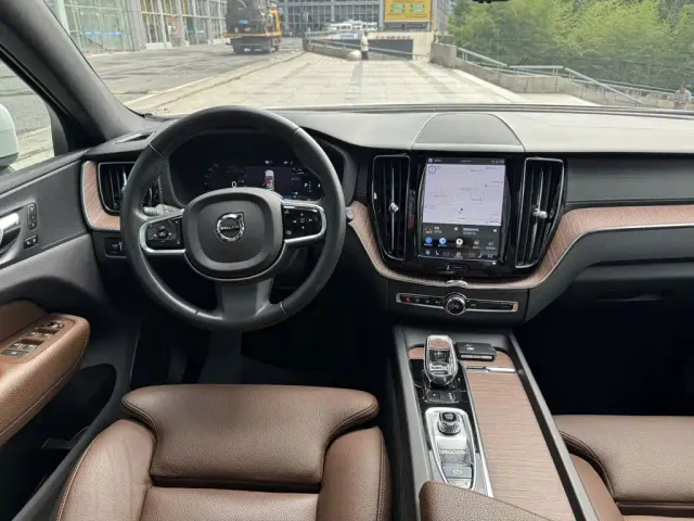 Volvo XC60 — Фото автомобиля 8