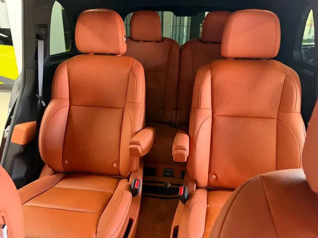 Li Auto L8 — Фото автомобиля 11