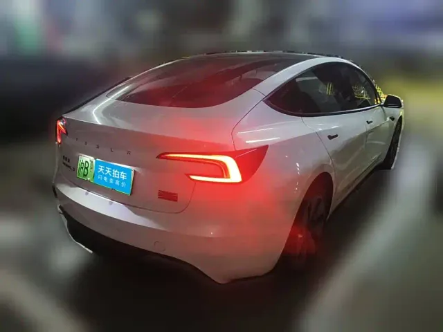 Tesla Model 3 — Фото автомобиля 2