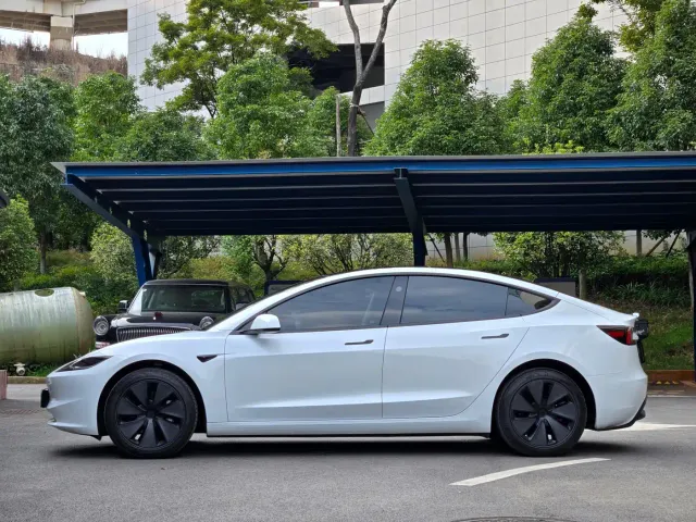 Tesla Model 3 — Фото автомобиля 2