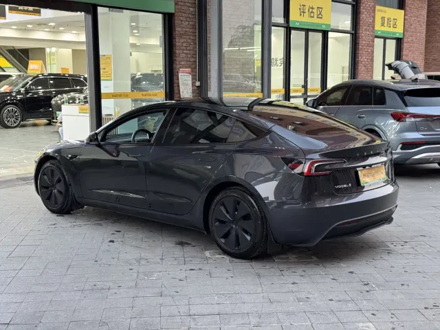 Tesla Model 3 — Фото автомобиля 6