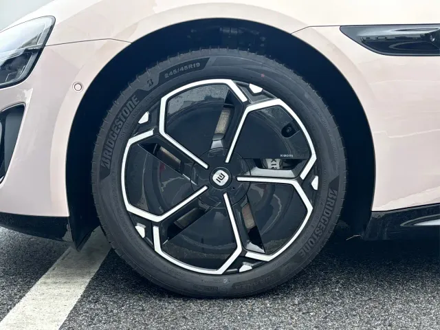 Xiaomi SU7 — Фото автомобиля 7