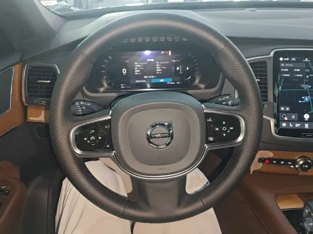 Volvo XC90 — Фото автомобиля 10