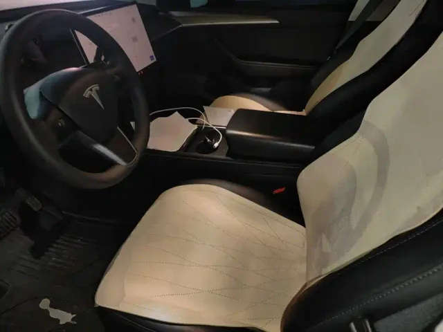 Tesla Model Y — Фото автомобиля 11