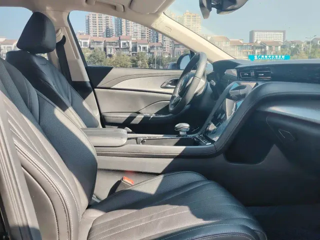 Hongqi H5 — Фото автомобиля 5