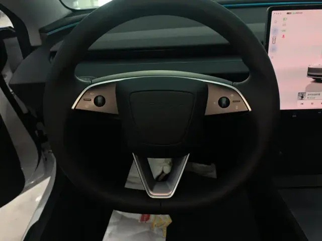 Tesla Model 3 — Фото автомобиля 15