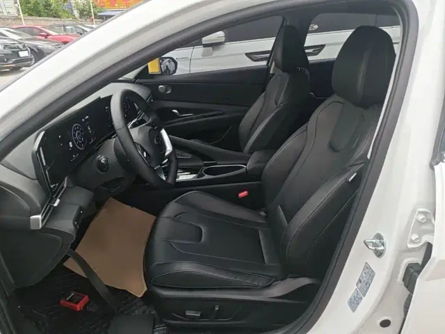 Hyundai Elantra — Фото автомобиля 14