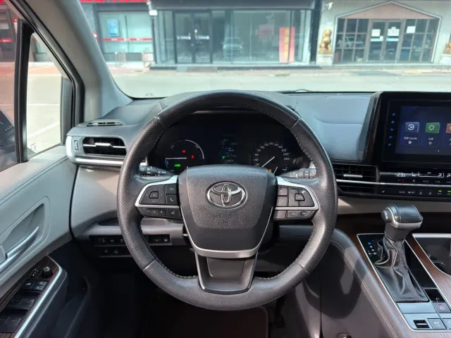 Toyota Sienna — Фото автомобиля 8