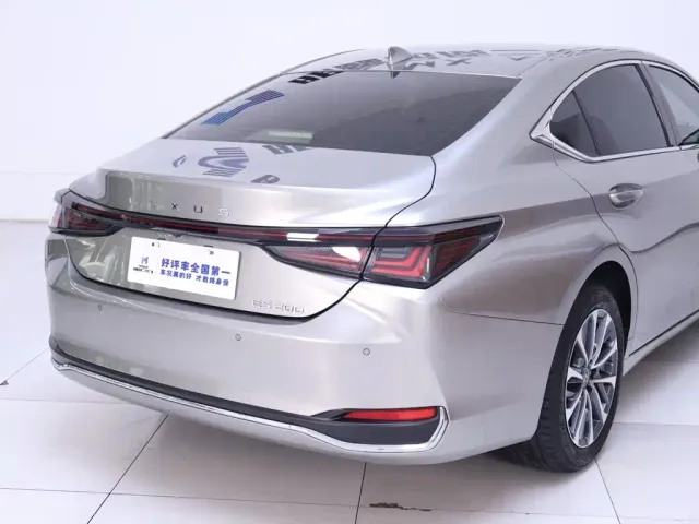Lexus ES — Фото автомобиля 8