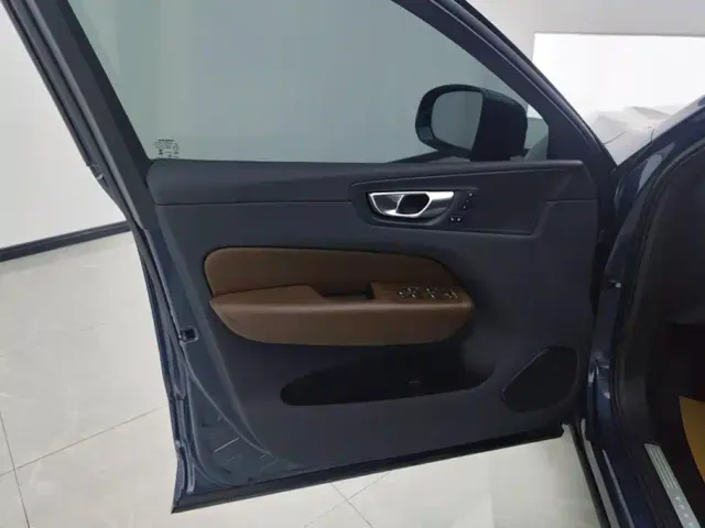 Volvo XC60 — Фото автомобиля 7