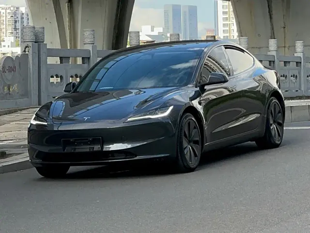 Фотография автомобиля — Tesla Model 3