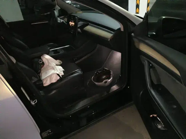 Tesla Model Y — Фото автомобиля 13
