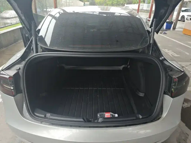 Tesla Model 3 — Фото автомобиля 18