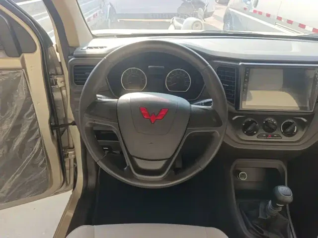 Wuling Hongguang V — Фото автомобиля 10