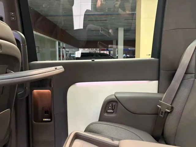 Li Auto MEGA — Фото автомобиля 11
