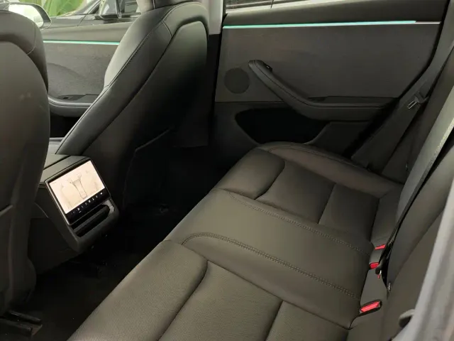 Tesla Model 3 — Фото автомобиля 9