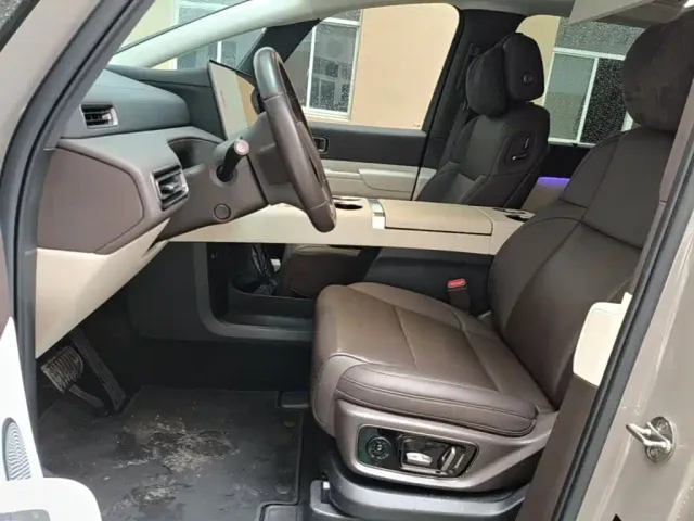 Li Auto MEGA — Фото автомобиля 14