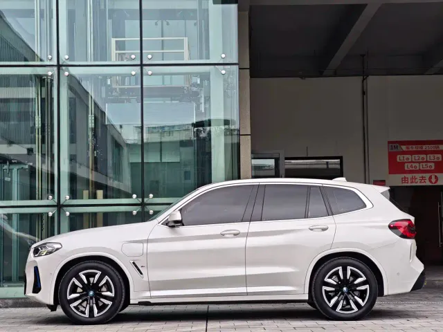 BMW iX3 — Фото автомобиля 7