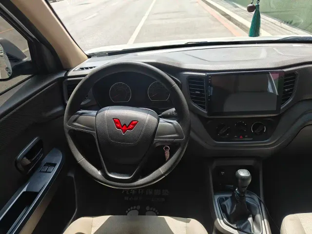 Wuling Hongguang V — Фото автомобиля 11