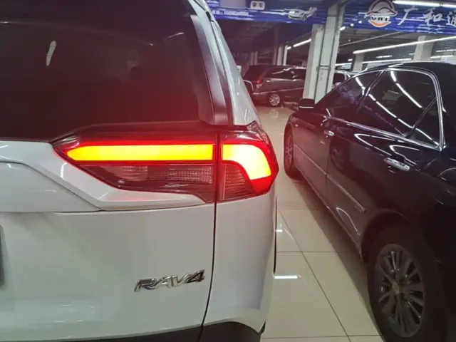 Toyota RAV4 — Фото автомобиля 7