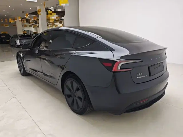 Tesla Model 3 — Фото автомобиля 4