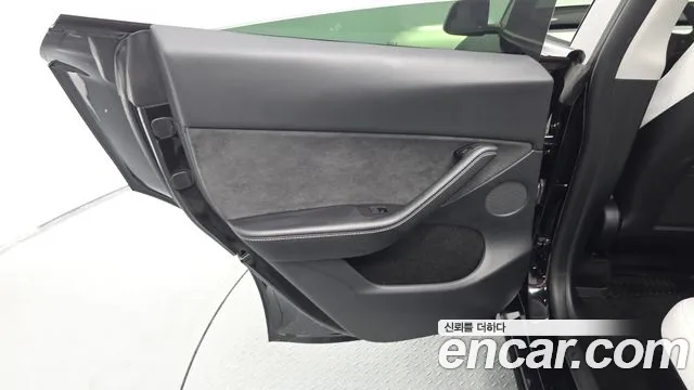 Tesla Model Y — Фото автомобиля 13