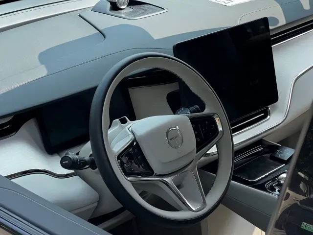 Volvo EM90 — Фото автомобиля 13