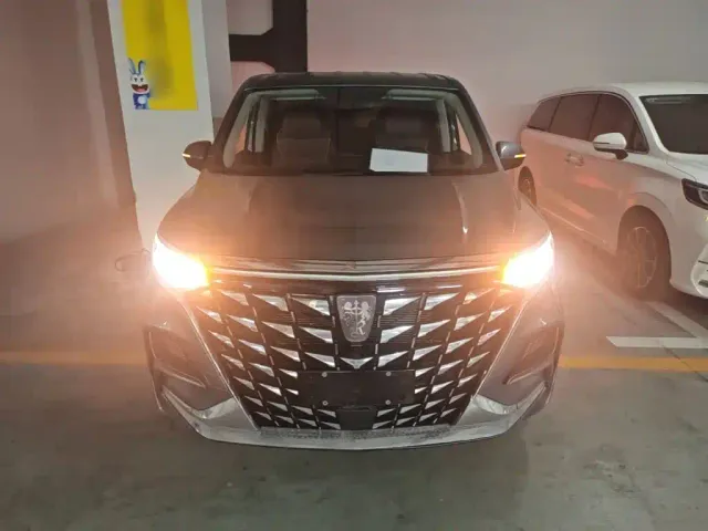 Roewe iMAX8 — Фото автомобиля 2