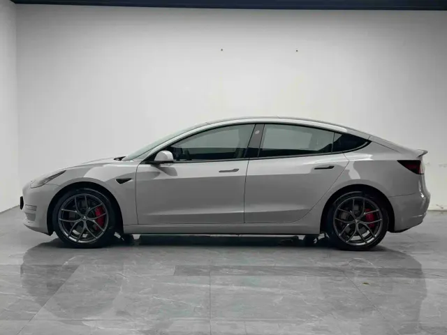 Tesla Model 3 — Фото автомобиля 10