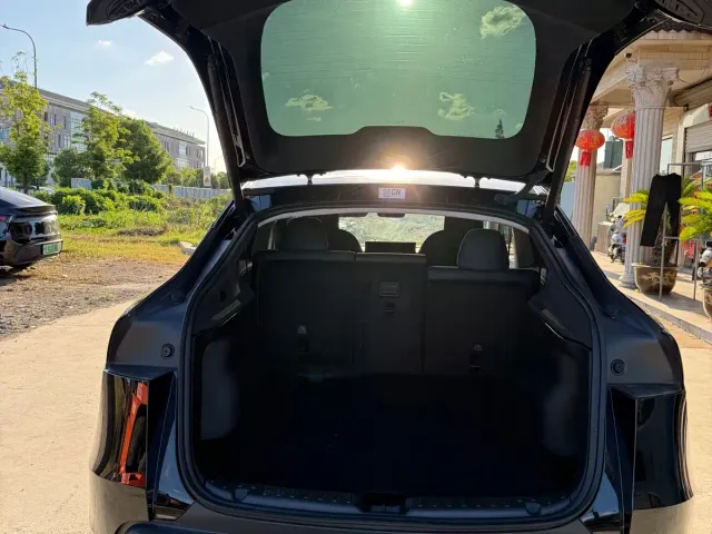 Tesla Model Y — Фото автомобиля 7