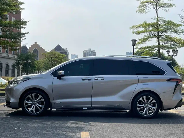 Toyota Sienna — Фото автомобиля 4