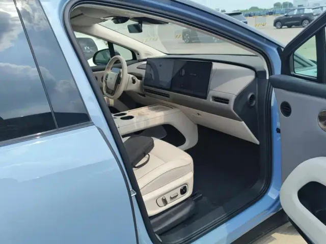 Li Auto i8 — Фото автомобиля 8