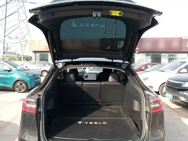 Tesla Model Y — Фото автомобиля 18