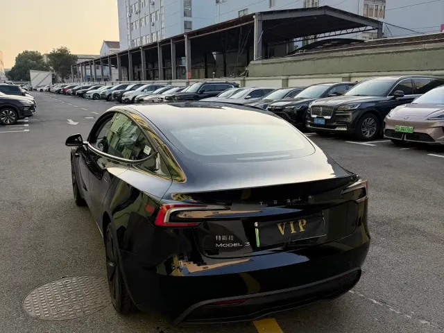 Tesla Model 3 — Фото автомобиля 5