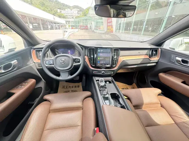 Volvo XC60 — Фото автомобиля 9