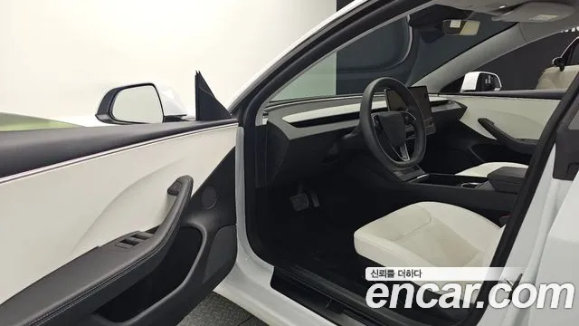 Tesla Model 3 — Фото автомобиля 10