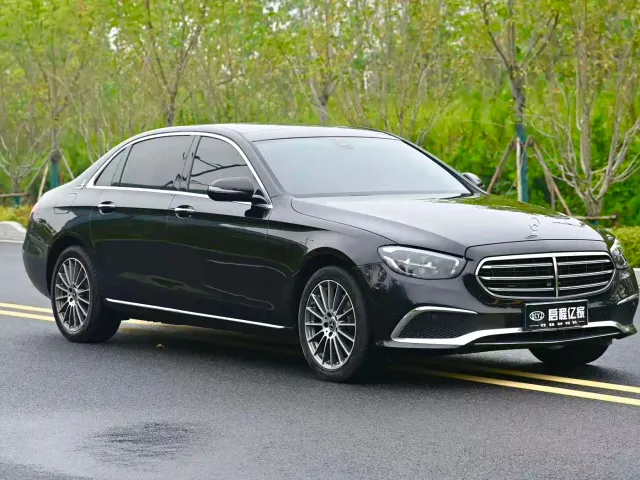 Mercedes-Benz E-Class — Фото автомобиля 3