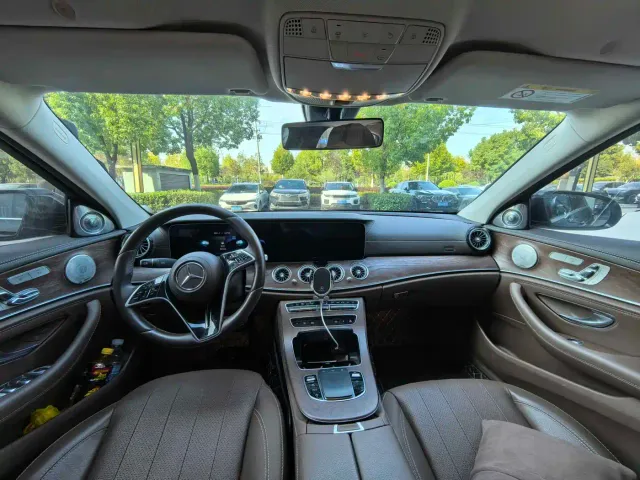 Mercedes-Benz E-Class — Фото автомобиля 5