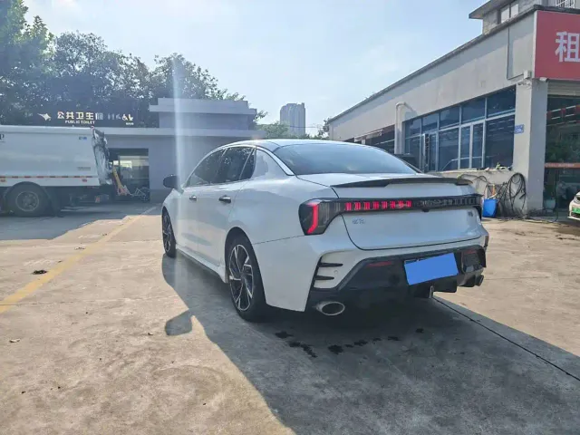 Lynk & Co 03 — Фото автомобиля 10
