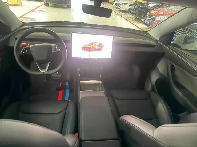 Tesla Model Y — Фото автомобиля 7