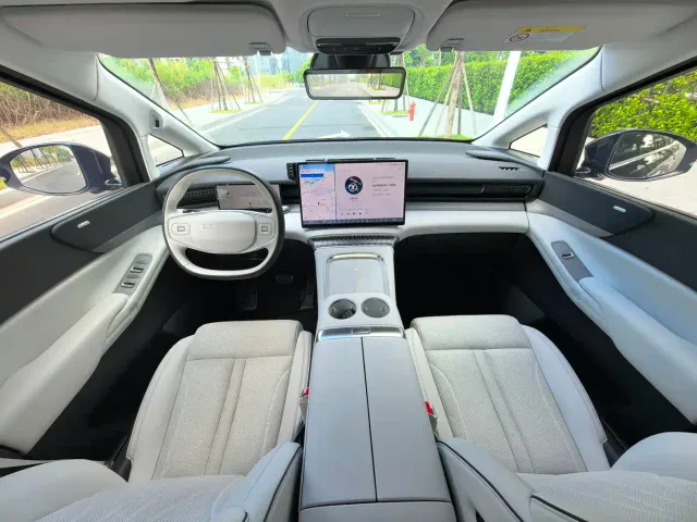 Xpeng X9 — Фото автомобиля 18