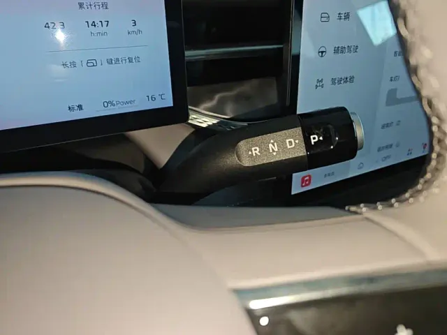 Roewe M7 DMH — Фото автомобиля 13