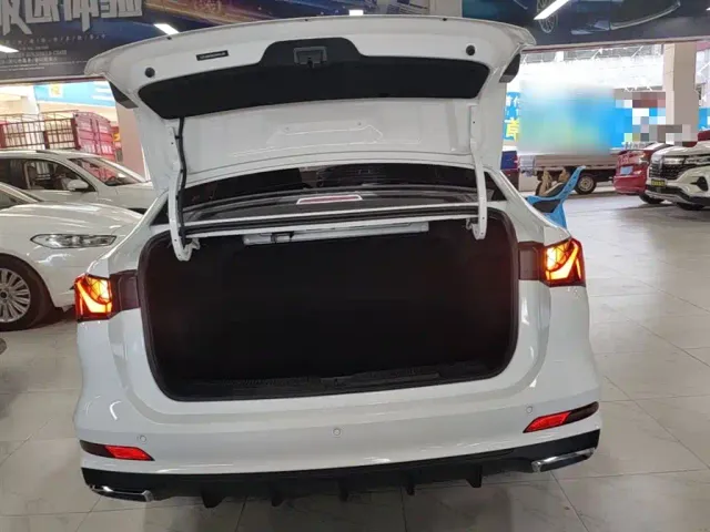 Roewe i5 — Фото автомобиля 18