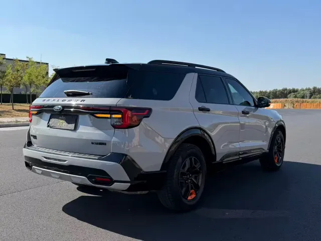 Ford Explorer — Фото автомобиля 9