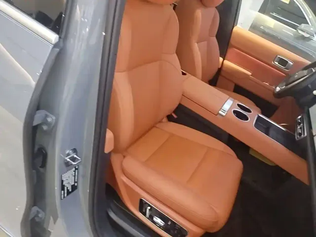 Li Auto L8 — Фото автомобиля 24