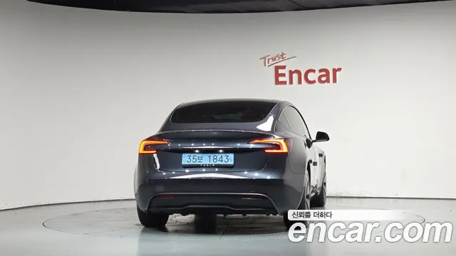 Tesla Model 3 — Фото автомобиля 4